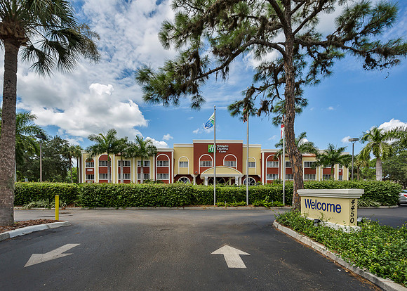 Exterior_HolidayInnExpress